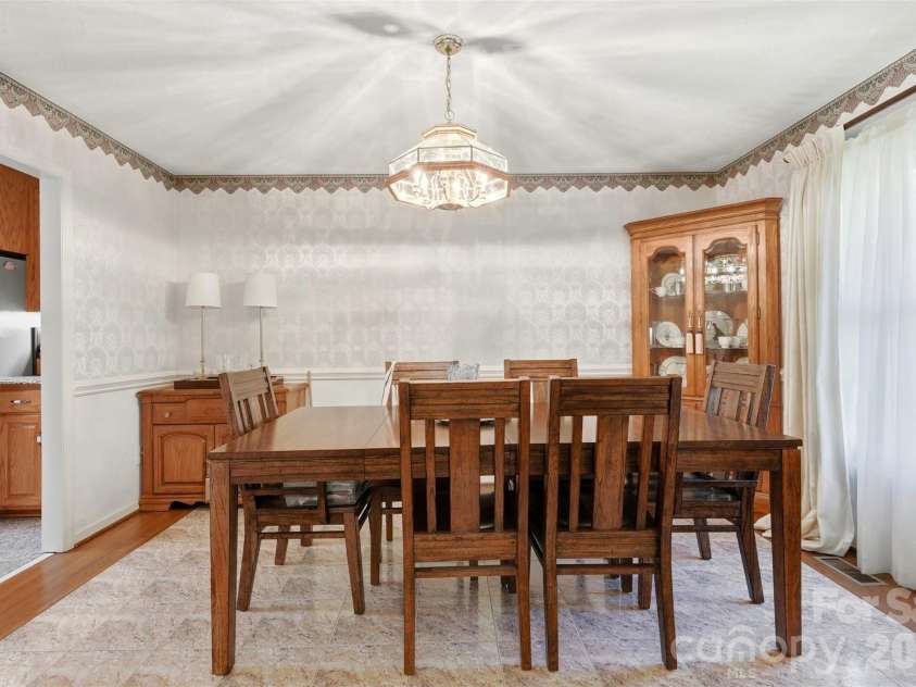 6181 Willowbottom Road, Hickory, NC 28602.  MLS# CAR4382562, YatesRealty ID 32755. Formal Dining