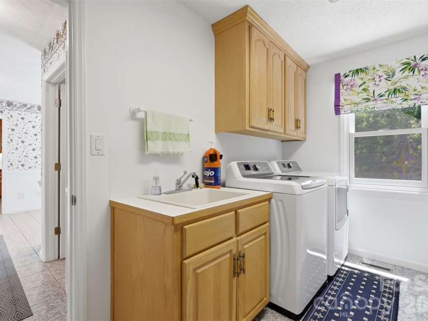 6181 Willowbottom Road, Hickory, NC 28602.  MLS# CAR4382562, YatesRealty ID 32755. Laundry