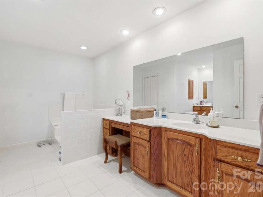 6181 Willowbottom Road, Hickory, NC 28602.  MLS# CAR4382562, YatesRealty ID 32755. Primary Bathroom