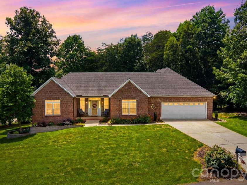4305 Cottingham Drive, Hickory, NC 28602.  MLS# CAR4395524, YatesRealty ID 32759. 