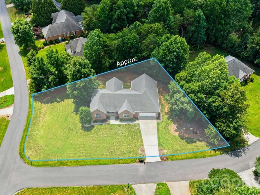 4305 Cottingham Drive, Hickory, NC 28602.  MLS# CAR4395524, YatesRealty ID 32759. 