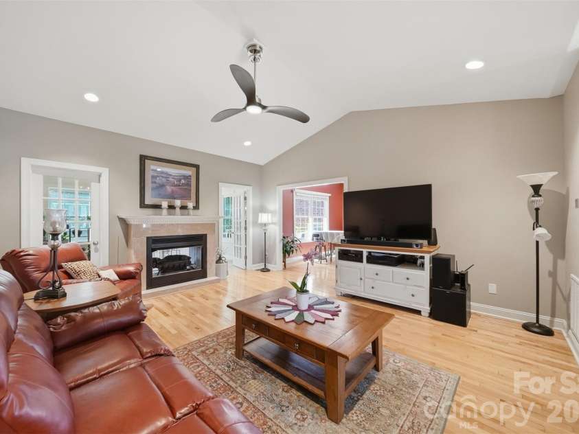 4305 Cottingham Drive, Hickory, NC 28602.  MLS# CAR4395524, YatesRealty ID 32759. 
