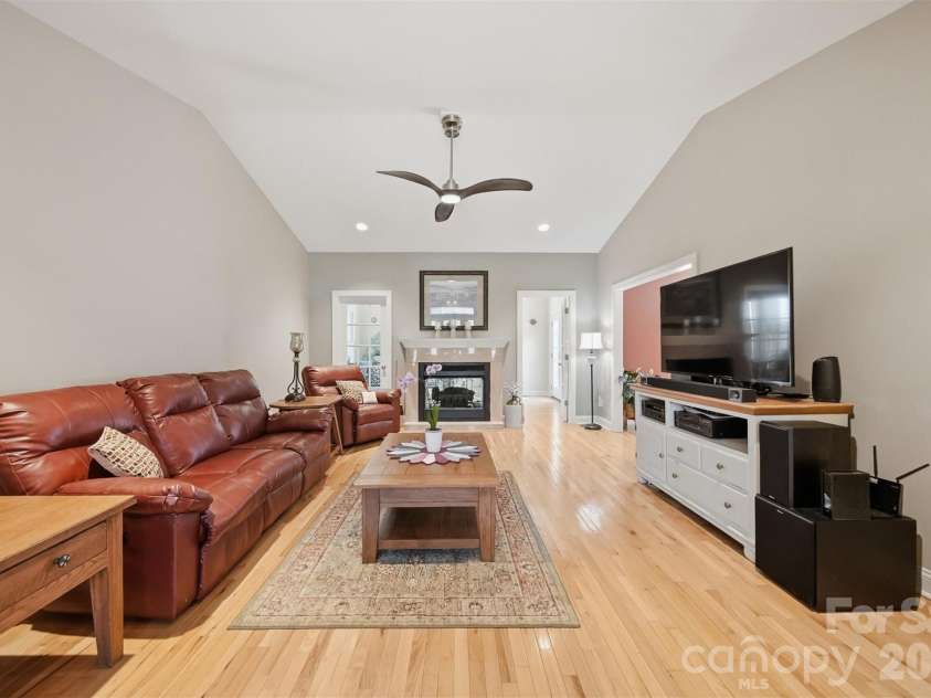 4305 Cottingham Drive, Hickory, NC 28602.  MLS# CAR4395524, YatesRealty ID 32759. 