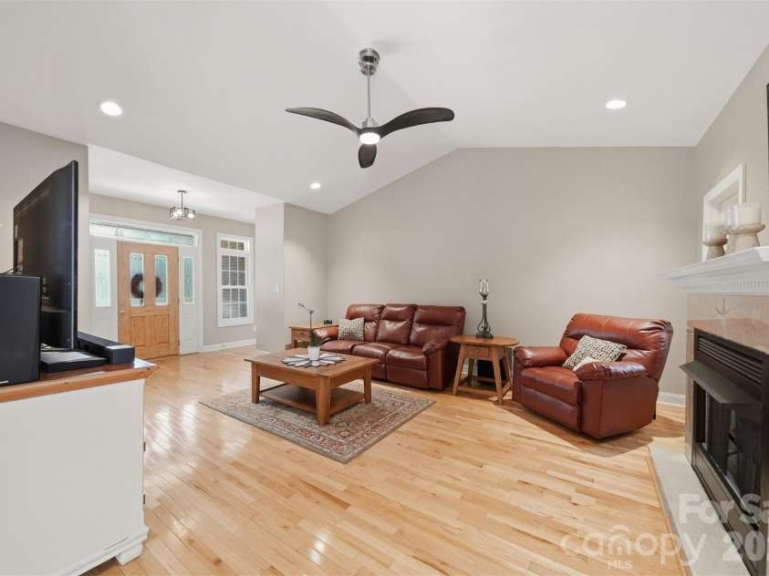 4305 Cottingham Drive, Hickory, NC 28602.  MLS# CAR4395524, YatesRealty ID 32759. 