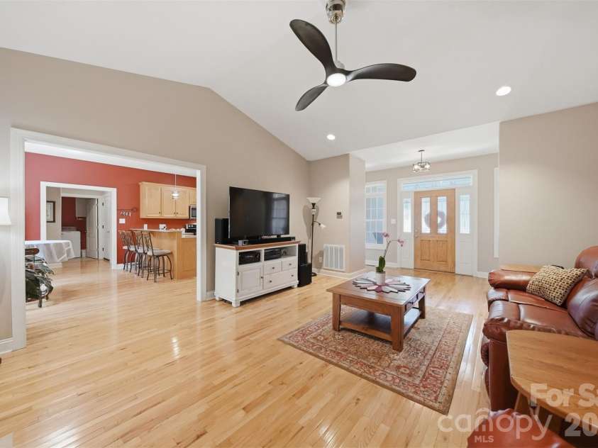 4305 Cottingham Drive, Hickory, NC 28602.  MLS# CAR4395524, YatesRealty ID 32759. 