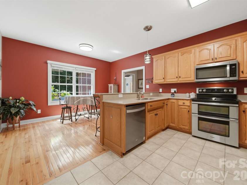 4305 Cottingham Drive, Hickory, NC 28602.  MLS# CAR4395524, YatesRealty ID 32759. 
