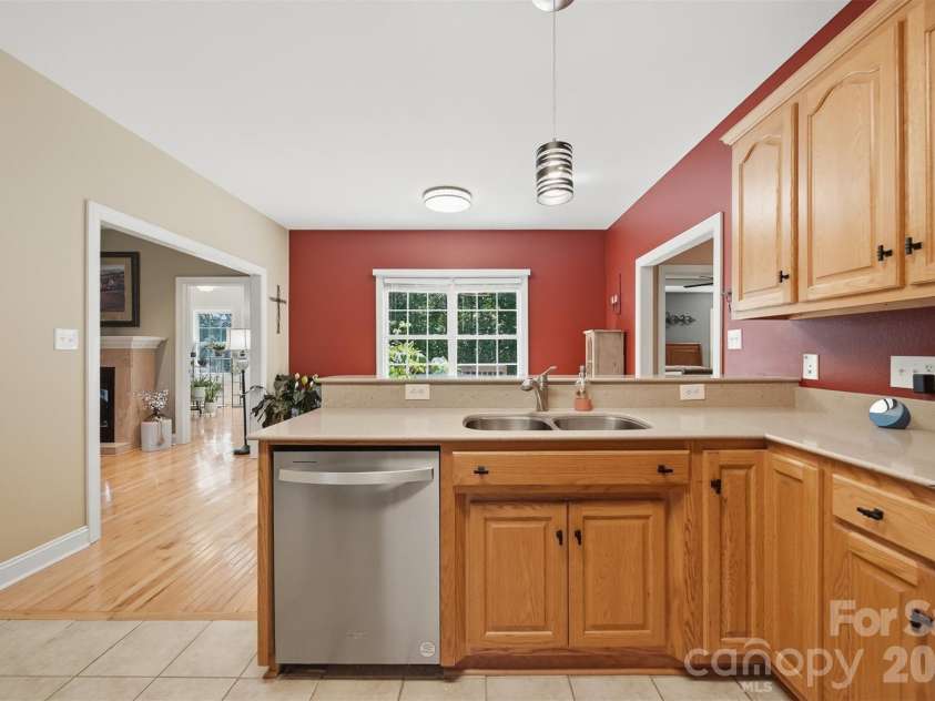 4305 Cottingham Drive, Hickory, NC 28602.  MLS# CAR4395524, YatesRealty ID 32759. 
