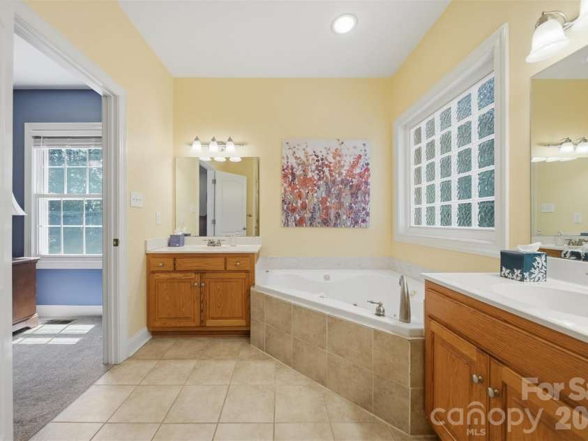 4305 Cottingham Drive, Hickory, NC 28602.  MLS# CAR4395524, YatesRealty ID 32759. 