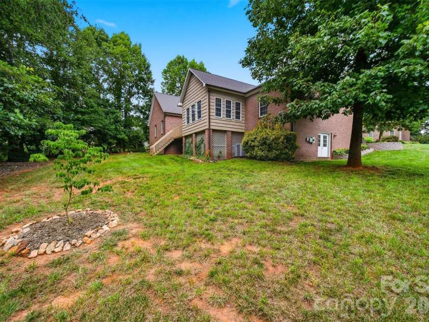 4305 Cottingham Drive, Hickory, NC 28602.  MLS# CAR4395524, YatesRealty ID 32759. 