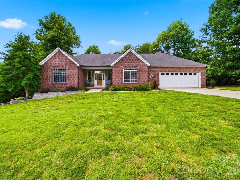 4305 Cottingham Drive, Hickory, NC 28602.  MLS# CAR4395524, YatesRealty ID 32759. 