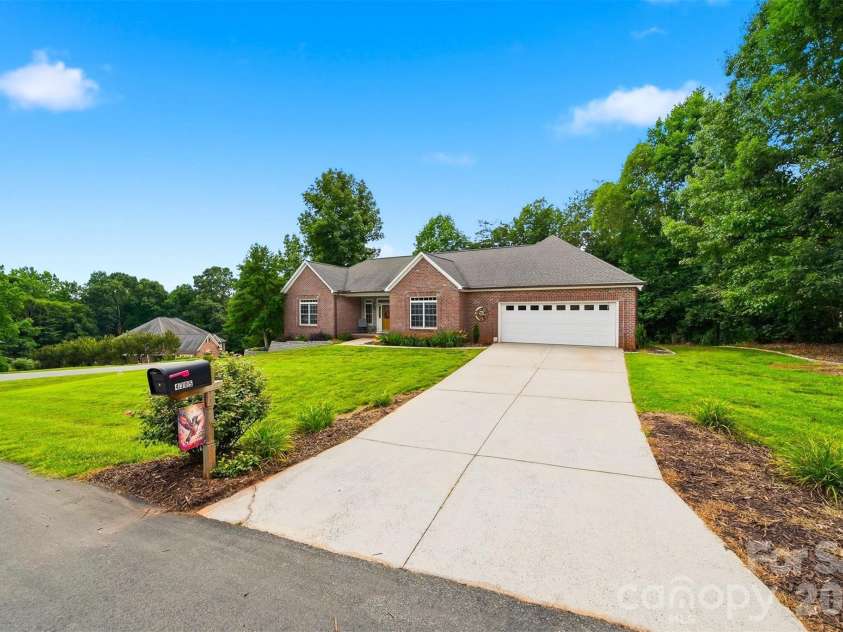 4305 Cottingham Drive, Hickory, NC 28602.  MLS# CAR4395524, YatesRealty ID 32759. 