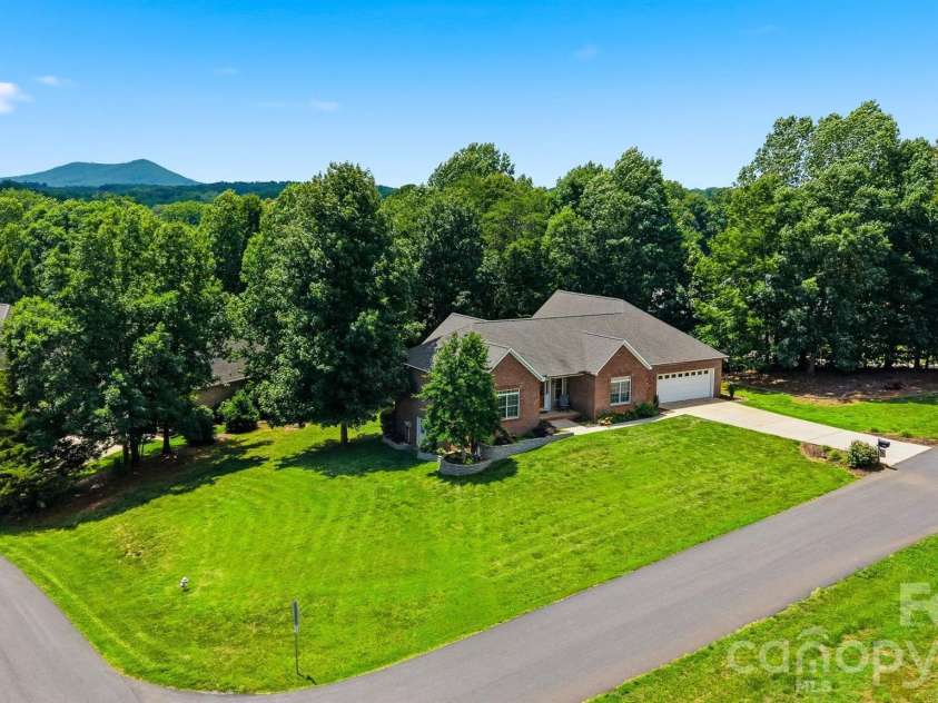 4305 Cottingham Drive, Hickory, NC 28602.  MLS# CAR4395524, YatesRealty ID 32759. 