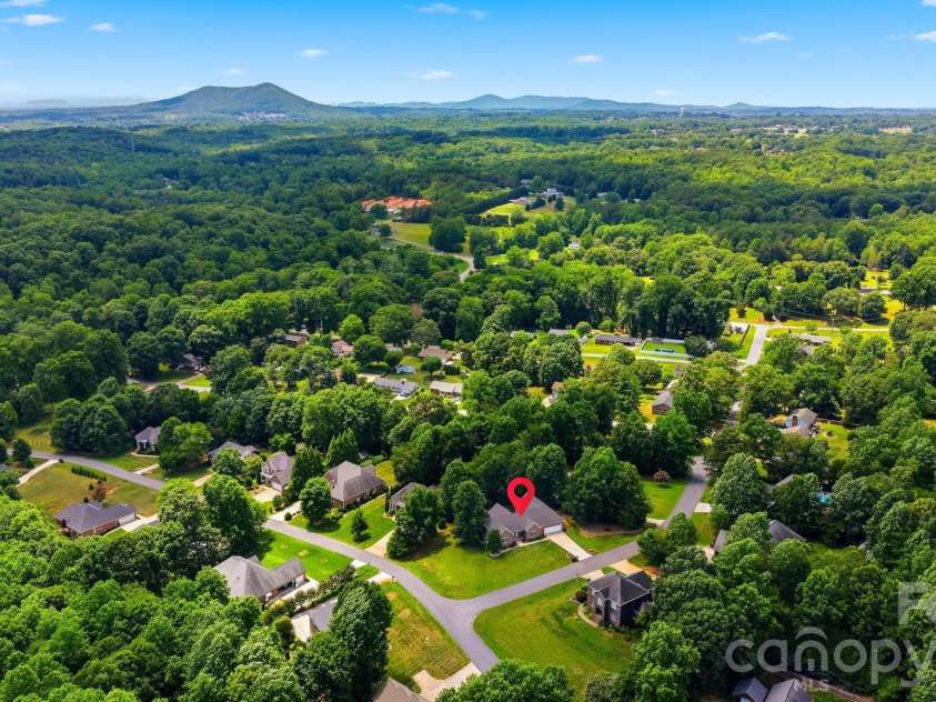 4305 Cottingham Drive, Hickory, NC 28602.  MLS# CAR4395524, YatesRealty ID 32759. 