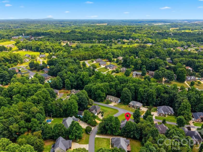 4305 Cottingham Drive, Hickory, NC 28602.  MLS# CAR4395524, YatesRealty ID 32759. 