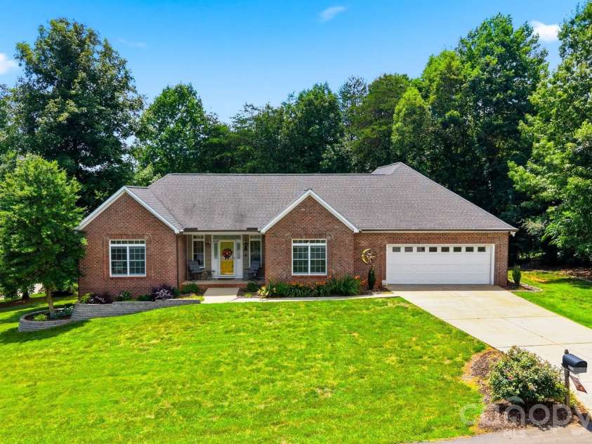 4305 Cottingham Drive, Hickory, NC 28602.  MLS# CAR4395524, YatesRealty ID 32759. 