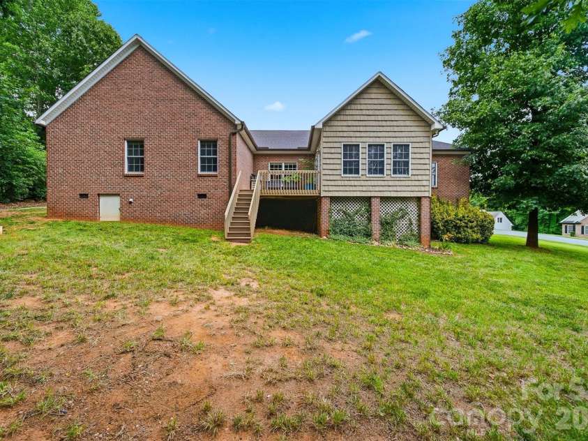 4305 Cottingham Drive, Hickory, NC 28602.  MLS# CAR4395524, YatesRealty ID 32759. 