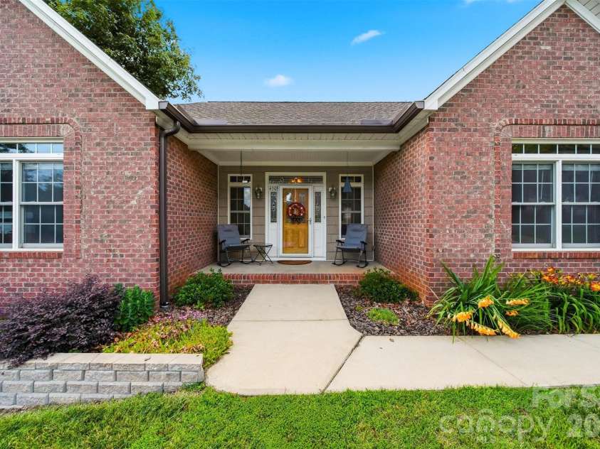 4305 Cottingham Drive, Hickory, NC 28602.  MLS# CAR4395524, YatesRealty ID 32759. 