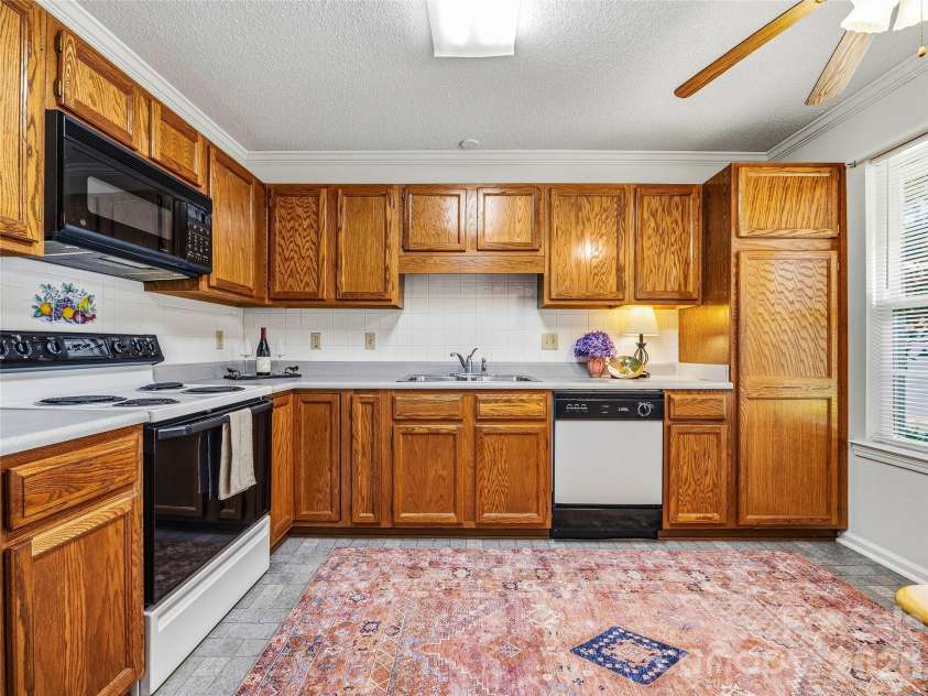 102 Rough Point Court, Asheville, NC 28806.  MLS# CAR4394205, YatesRealty ID 32760. 
