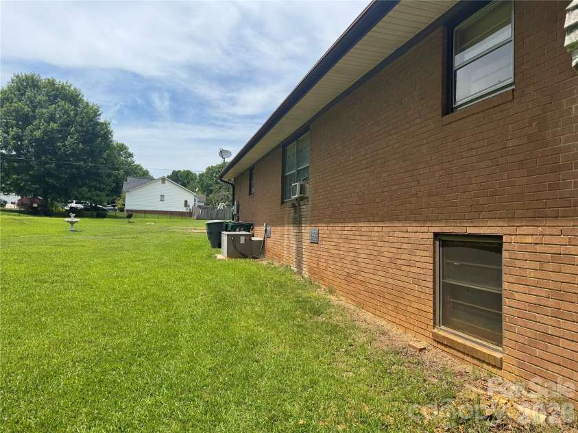 8432 Idlewild Road, Charlotte, NC 28227.  MLS# CAR4395310, YatesRealty ID 32761. 
