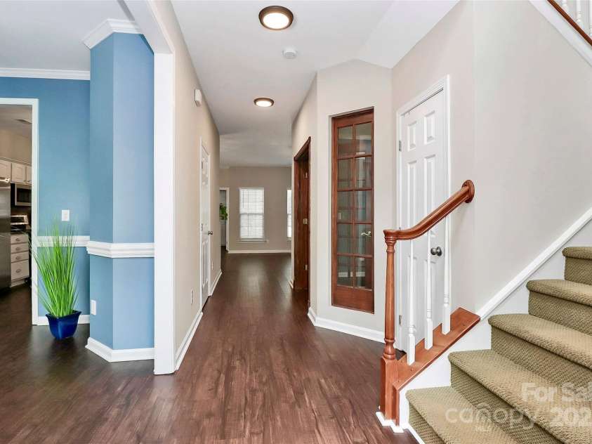 11616 Kingsley View Drive, Charlotte, NC 28277.  MLS# CAR4284494, YatesRealty ID 32762. Entry foyer with dining, stairs and office. 