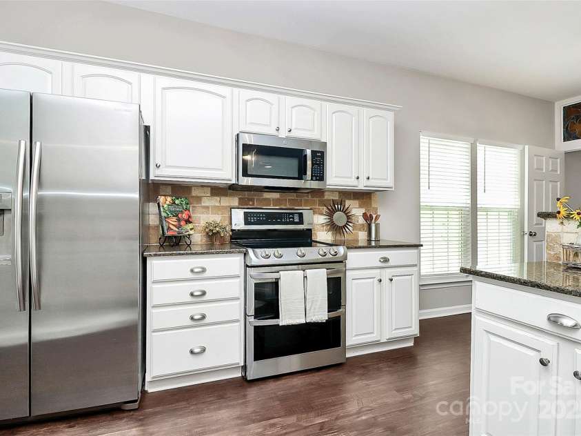 11616 Kingsley View Drive, Charlotte, NC 28277.  MLS# CAR4284494, YatesRealty ID 32762. Kitchen includes refrigerator 