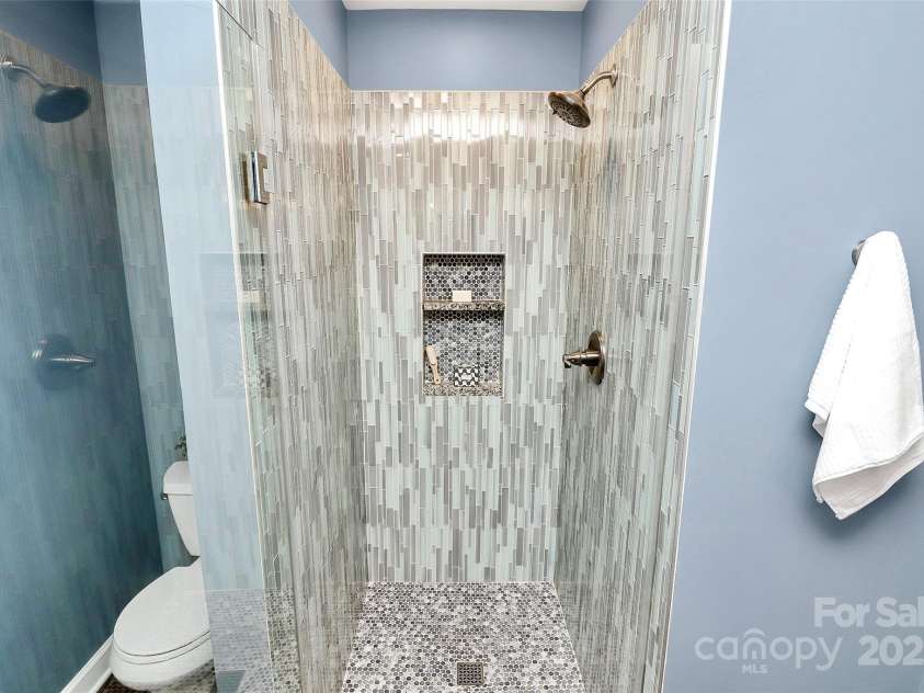 11616 Kingsley View Drive, Charlotte, NC 28277.  MLS# CAR4284494, YatesRealty ID 32762. Updated walk in shower
