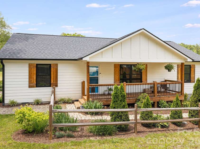 923 Newfound Road, Leicester, NC 28748.  MLS# CAR4387282, YatesRealty ID 32762. 