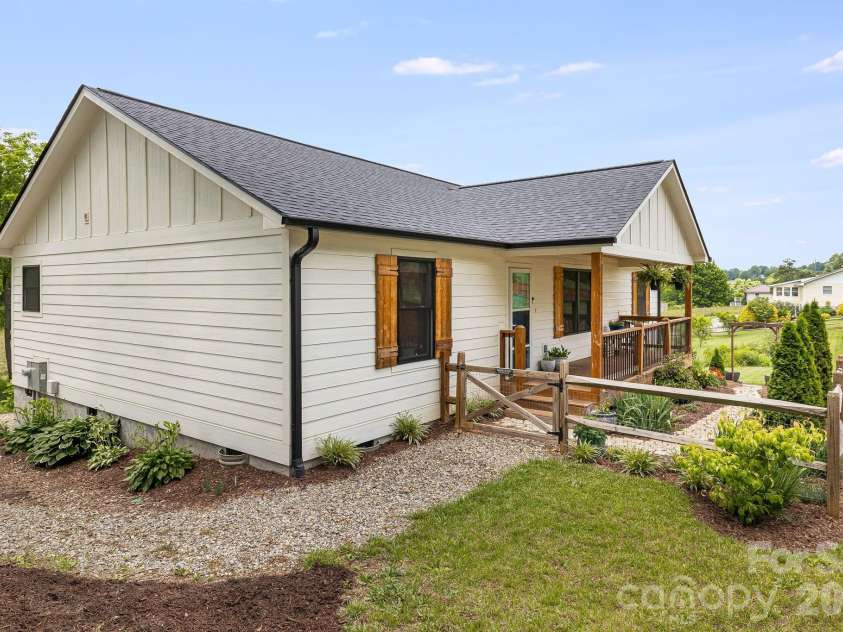 923 Newfound Road, Leicester, NC 28748.  MLS# CAR4387282, YatesRealty ID 32762. 