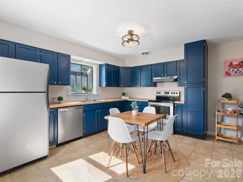 41 Cedar Street, Asheville, NC 28803.  MLS# CAR4385604, YatesRealty ID 32763. 