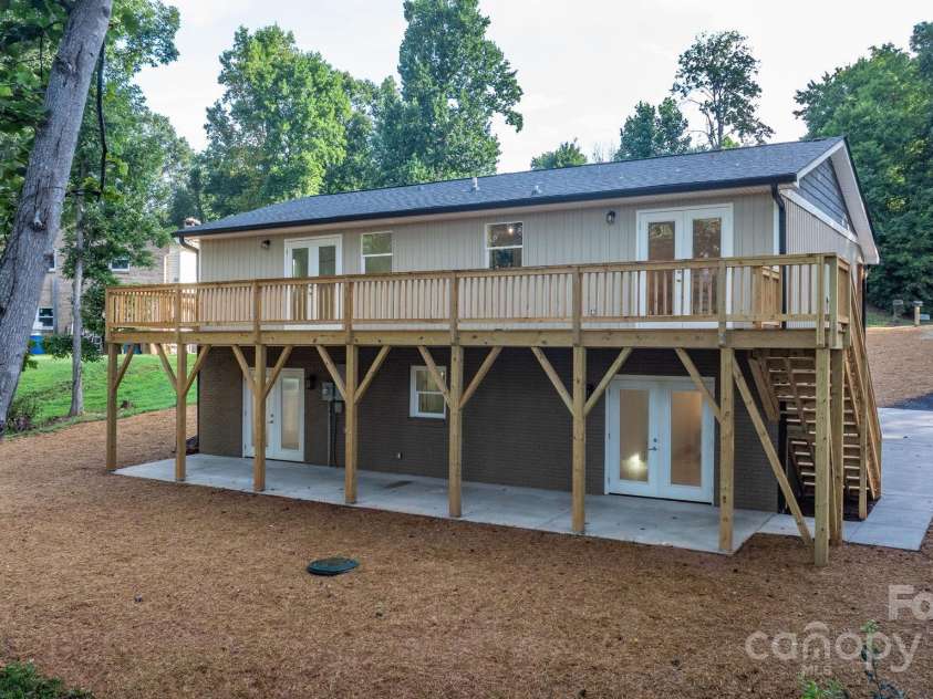 5626 Mountainside Court, Hickory, NC 28601.  MLS# CAR4287727, YatesRealty ID 32763. 