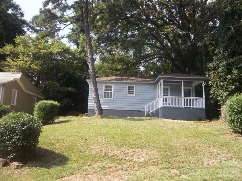 2431 Columbus Circle, Charlotte, NC 28208.  MLS# CAR4390418, YatesRealty ID 32766. 