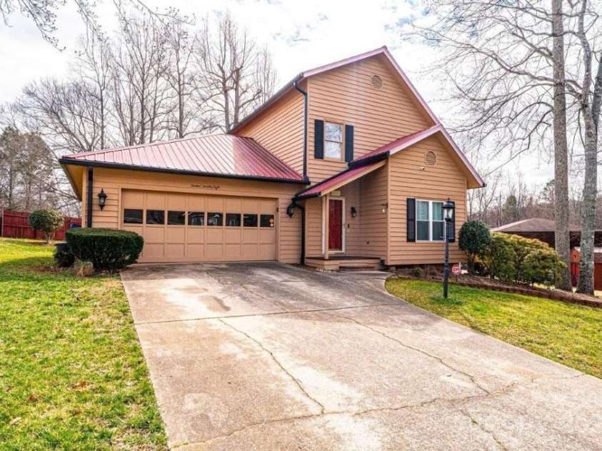 1228 Hidden Creek Circle, Hickory, NC 28602.  MLS# CAR4231185, YatesRealty ID 3277. 