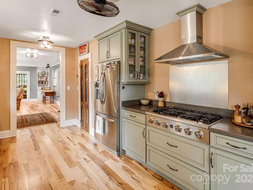 52 Shorewood Drive, Asheville, NC 28804.  MLS# CAR4291833, YatesRealty ID 32770. 