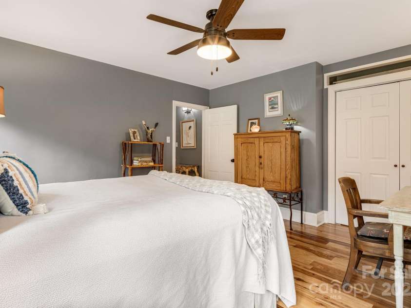 52 Shorewood Drive, Asheville, NC 28804.  MLS# CAR4291833, YatesRealty ID 32770. 