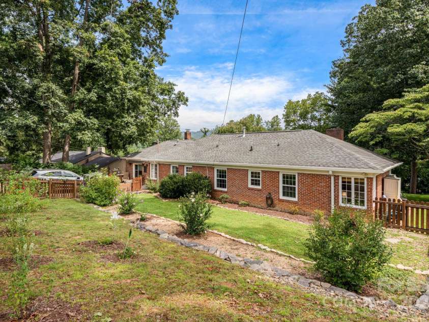 52 Shorewood Drive, Asheville, NC 28804.  MLS# CAR4291833, YatesRealty ID 32770. 