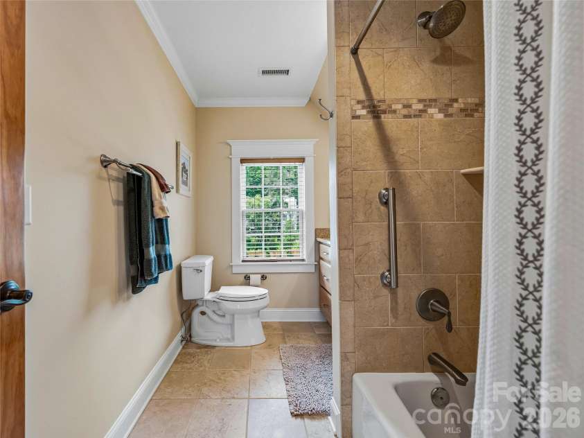 76 Edgelawn Road, Asheville, NC 28804.  MLS# CAR4391400, YatesRealty ID 32775. Second Full Bathroom