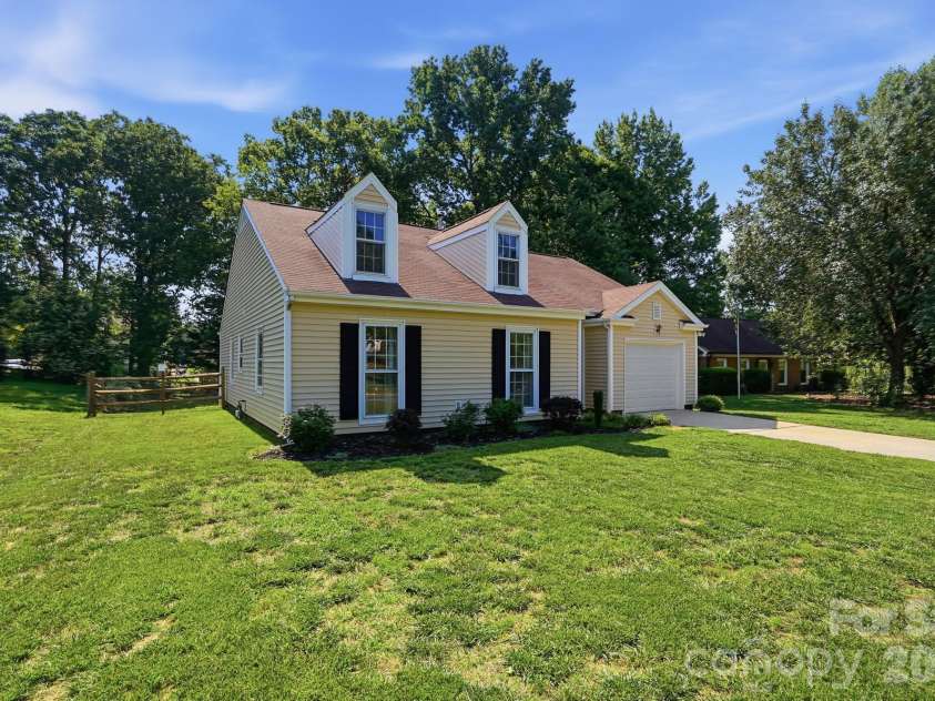 8917 Danson Drive, Charlotte, NC 28277.  MLS# CAR4392599, YatesRealty ID 32777. 