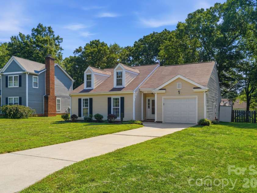 8917 Danson Drive, Charlotte, NC 28277.  MLS# CAR4392599, YatesRealty ID 32777. 