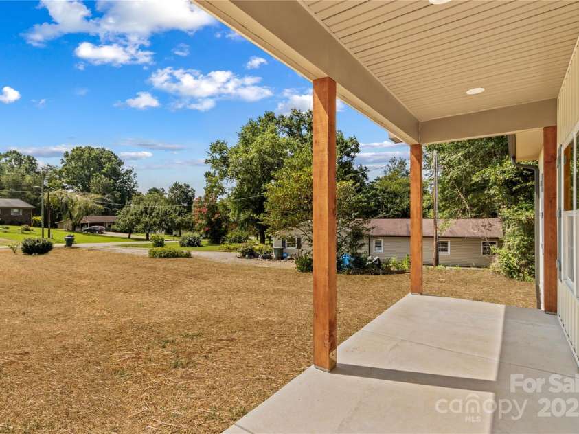121 Jenkins Road, Statesville, NC 28625.  MLS# CAR4288467, YatesRealty ID 32778. 