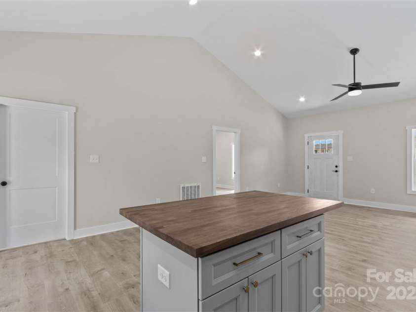 121 Jenkins Road, Statesville, NC 28625.  MLS# CAR4288467, YatesRealty ID 32778. 