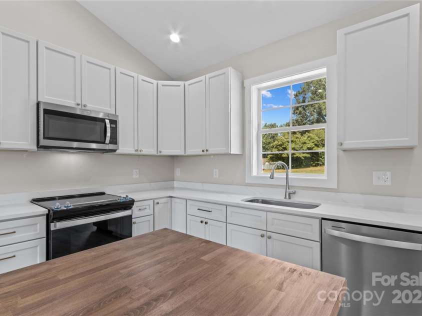 121 Jenkins Road, Statesville, NC 28625.  MLS# CAR4288467, YatesRealty ID 32778. 