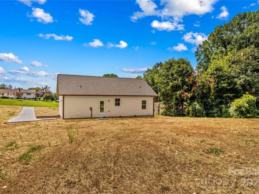 121 Jenkins Road, Statesville, NC 28625.  MLS# CAR4288467, YatesRealty ID 32778. 