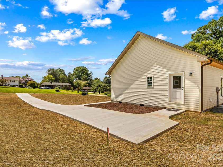 121 Jenkins Road, Statesville, NC 28625.  MLS# CAR4288467, YatesRealty ID 32778. 
