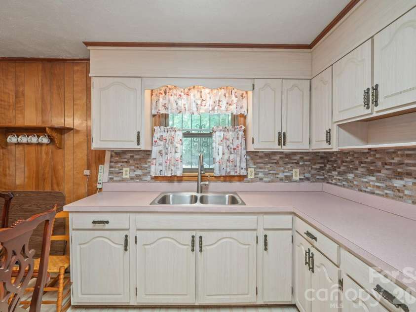 1505 Kingston Drive, Kannapolis, NC 28083.  MLS# CAR4393670, YatesRealty ID 32779. 