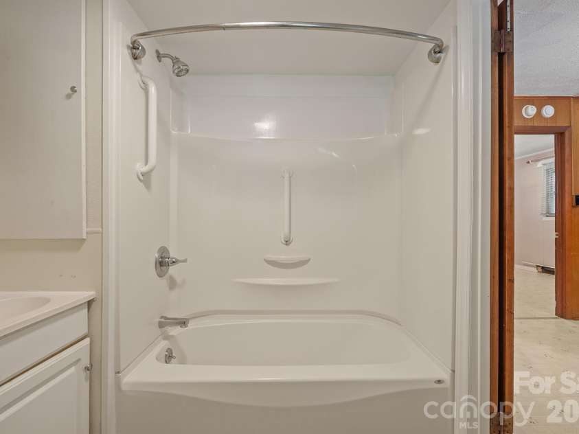 1505 Kingston Drive, Kannapolis, NC 28083.  MLS# CAR4393670, YatesRealty ID 32779. Full bath - lower level