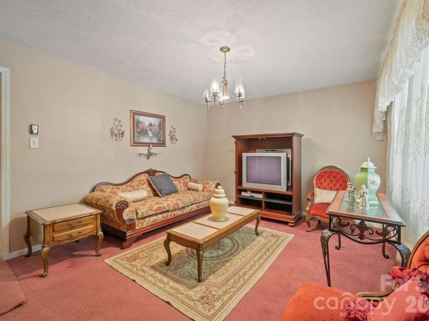 1505 Kingston Drive, Kannapolis, NC 28083.  MLS# CAR4393670, YatesRealty ID 32779. Living room