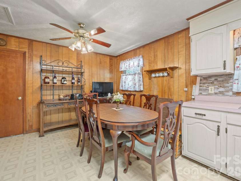 1505 Kingston Drive, Kannapolis, NC 28083.  MLS# CAR4393670, YatesRealty ID 32779. Spacious eat-in kitchen - main level
