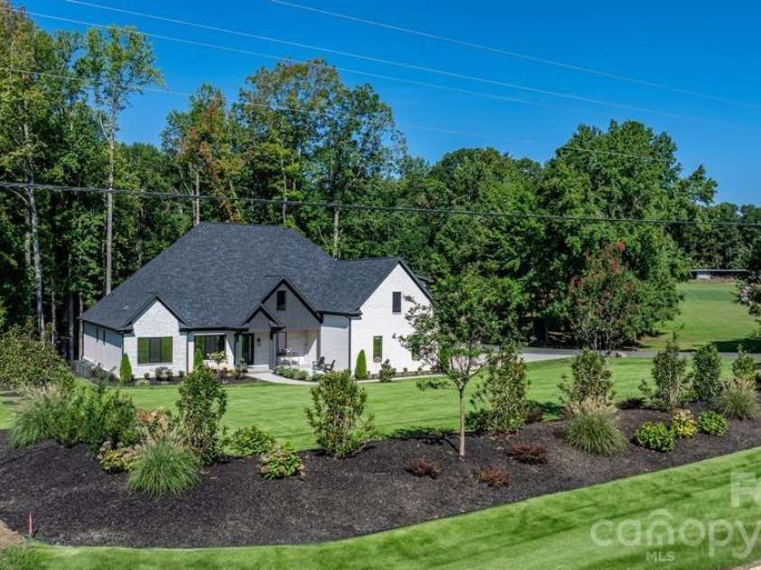 8527 Fieldstone Drive, Terrell, NC 28682.  MLS# CAR4343476, YatesRealty ID 3278. Meticulously landscaped grounds