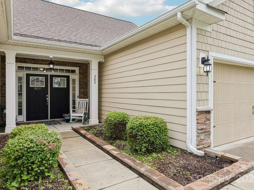 209 Hunters Hill Drive, Statesville, NC 28677.  MLS# CAR4291774, YatesRealty ID 32781. 