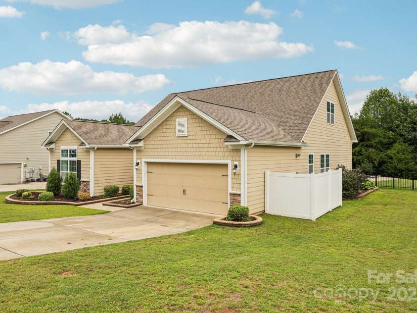 209 Hunters Hill Drive, Statesville, NC 28677.  MLS# CAR4291774, YatesRealty ID 32781. 